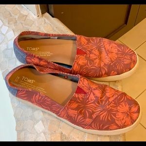Toms Avalon slip on, red/coral print, size 10